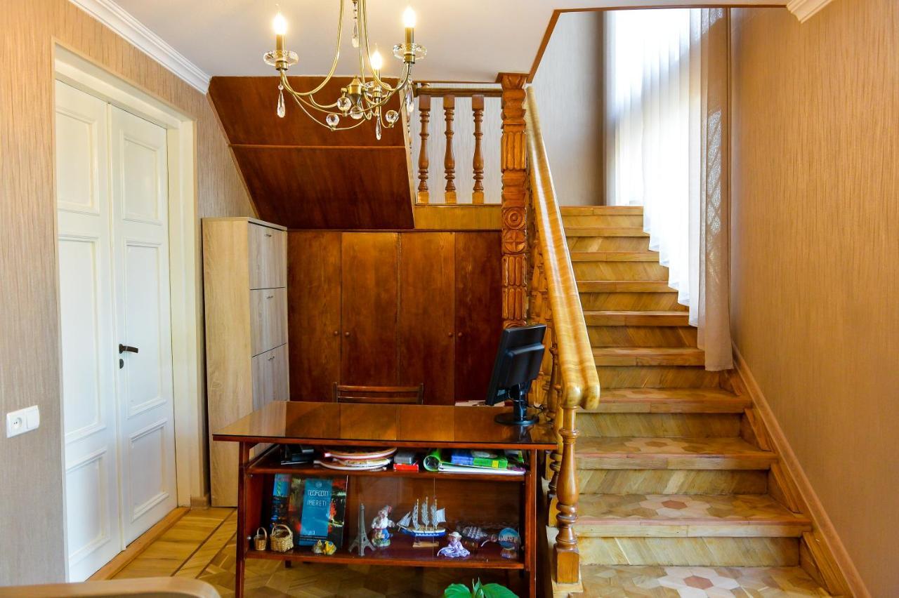 Gold Guest House Kutaisi Esterno foto